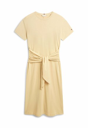 Beige knielanges Kleid mit kurzen Ärmeln, Rundhalsausschnitt und gerafftem Stoff, der in der Taille zu einem Knoten gebunden ist.