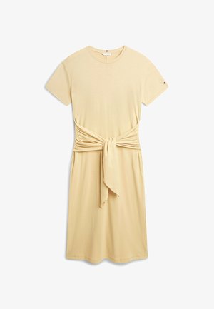 Beige knielanges Kleid mit kurzen Ärmeln, Rundhalsausschnitt und gerafftem Stoff, der in der Taille zu einem Knoten gebunden ist.