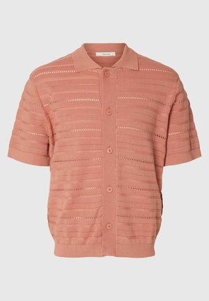 Lyhythihainen, napitettava neulepaita pölyisen vaaleanpunaisena vaakasuorin avoimin resorinauhoin ja pehmeällä kauluksella.