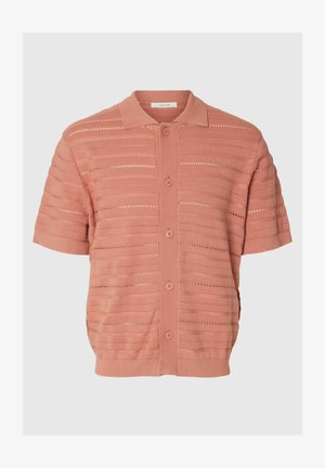 Lyhythihainen, napitettava neulepaita pölyisen vaaleanpunaisena vaakasuorin avoimin resorinauhoin ja pehmeällä kauluksella.