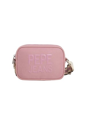 Roze rechthoekige tas met reliëf "PEPE JEANS" logo, gemaakt van glad materiaal, met een ritsluiting en een verstelbare band met patroon.