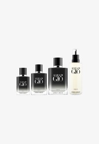 Fire Giorgio Armani Acqua di Giò-parfymer arrangert etter størrelse; tre svarte gradientflasker og en klar sprayflaske på hvit bakgrunn.