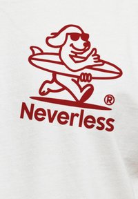 Weißer Stoff mit einem roten Cartoon-Hund, der eine Sonnenbrille trägt, läuft und ein Surfbrett hält, mit dem Text "Neverless" darunter.