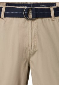 Khaki broek met een ritssluiting, voorzien van een donkerblauwe gevlochten riem met gestreepte accenten en een zilverkleurige gesp. maat W34.
