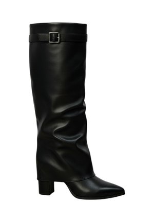 Botte noire montée jusqu'au genou en cuir lisse, avec un bout pointu et un talon épais. Présente une sangle décorative avec un détail de boucle.