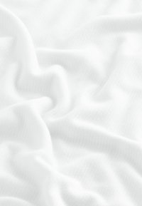 Material alb cu o textură netedă, prezentând un model subtil de nervuri, ușor șifonat, creând pliuri și umbre delicate.