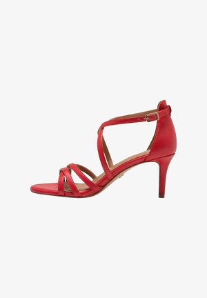 Raudonos odinės aukštakulnės sandalai su keliomis kryžminėmis dirželiais, atviru pirštu, reguliuojamu kulkšnies dirželiu ir plonu aukštu kulnu. Lygi tekstūra.