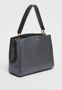 Sac fourre-tout en simili cuir noir avec une forme structurée, doté d'une seule bandoulière, accent en logo doré et texture lisse.