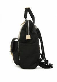 Sac à dos noir et beige avec une finition texturée, une fermeture éclair principale, une poche latérale et des bretelles réglables. Design élégant et fonctionnel.