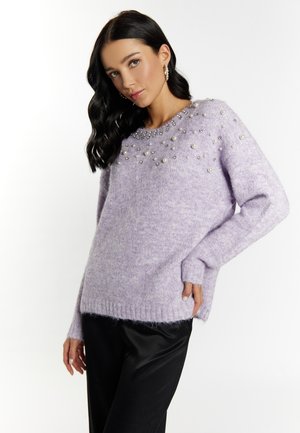 Pulover ușor lavandă cu mâneci lungi, țesătură texturată și embellismente de perle și mărgele în jurul gâtului. Croială lejeră.
