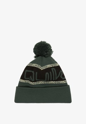 Berretto di maglia verde con una fascia a motivo nero e crema e un pom-pom nella parte superiore, con un design del logo al centro.