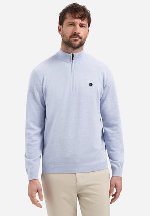 Lichtblauwe trui met een halve ritssluiting bij de hals, lange mouwen, geribbelde manchetten en een klein hexagon logo op de linkerborst. Zachte textuur.