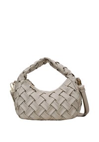 Bolso de mano tejido en color beige con forma redondeada, que cuenta con un asa trenzada, herrajes dorados y un cierre con cremallera. Textura de cuero suave.