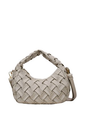 Bolso de mano tejido en color beige con forma redondeada, que cuenta con un asa trenzada, herrajes dorados y un cierre con cremallera. Textura de cuero suave.