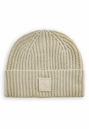 Gebreide beanie in lichtbeige, met een gestructureerd ribbelontwerp en een vierkante patch met een bloemmotief aan de voorkant.