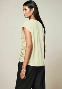 Next SHORT SLEEVE - REGULAR FIT - Bluse - ecru and green leaf print