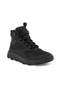 Basket montante noire avec panneaux en mesh et tissu, lacets à l’avant, semelle épaisse et marquage "ecco mx" sur le côté.