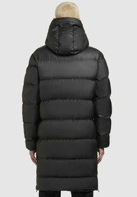 Sort dunjakke med hætte, der har en glat overflade, quiltet design og en længde til knæene. Diskret brandingdetalje på ryggen.