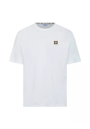 Maglietta bianca a maniche corte con collo rotondo e piccola toppa logo quadrata a quadretti beige, neri e marroni sul lato sinistro del petto.