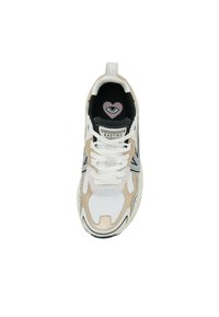 Witte en beige sneaker van mesh en synthetische materialen, met een zwart interieur, opvallende veters en een kleurrijk logo op de tong.