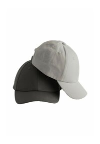 Due cappelli impilati; uno grigio chiaro e uno grigio scuro. Entrambi hanno una corona arrotondata, visiere curve, tessuto testurizzato e fori di ventilazione in metallo.
