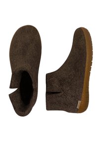 Stivaletti alla caviglia in feltro marrone con superficie texturizzata, design a bassa scollatura e suola in gomma; presentano un taglio laterale per facilità di utilizzo.