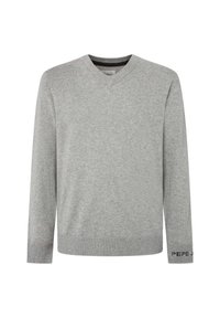 Siv pulover s V-izrezom, izdelan iz mehkega pletenega materiala. Ima dolge rokave in rebraste manšete. Na levi manšeti je logotip "PEPE JEANS".