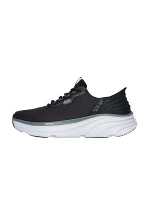 Zapatilla deportiva negra con parte superior de malla, cuello acolchado y cordones; cuenta con una mediasuela de Vapor Foam blanca y una suela exterior de goma texturizada para tracción.