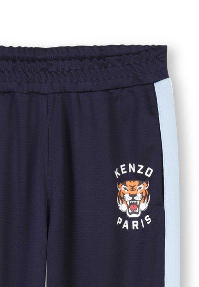 Pantalon de jogging marine avec taille élastique. Doté de bandes latérales bleu clair et d'un graphique de tigre avec le texte "KENZO PARIS". Matériau en polyester.