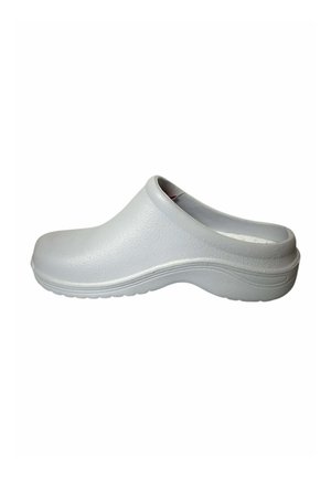 Zueco blanco hecho de plástico texturizado, con punta redondeada, diseño sin parte trasera y un leve tacón elevado con una suela estampada.