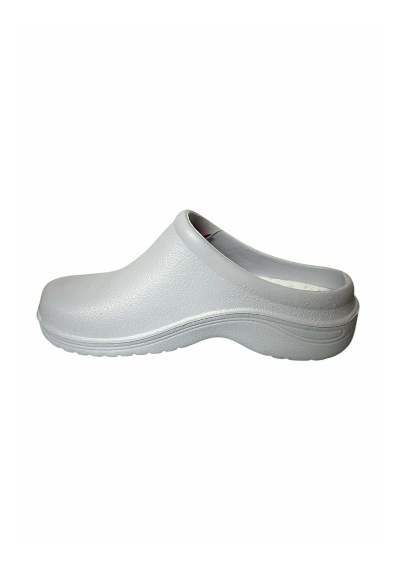 Zueco blanco hecho de plástico texturizado, con punta redondeada, diseño sin parte trasera y un leve tacón elevado con una suela estampada.