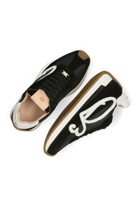 Baskets en daim noir et mesh avec des accents blancs, semelle en caoutchouc épaisse et détail de logo proéminent. Présente un design à lacets et une semelle intérieure rembourrée.