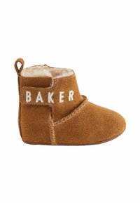 Smeđe nubuk čizme s mekanim krznom iznutra, s bočnom trakom i riječju "BAKER" u bijeloj boji, naglašene šavovi i niskoprofilni dizajn.