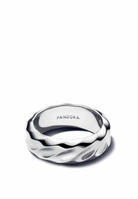 Anello in argento con un design ondulato e testurizzato. Inciso all'interno con "PANDORA". Finitura liscia, forma circolare e superficie lucidata.