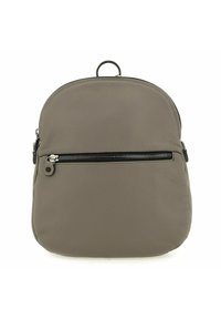 Mochila de cuero gris con forma redondeada, superficie texturizada, bolsillo con cremallera en el frente y asa en la parte superior. Diseño minimalista con acentos de hardware en plata.