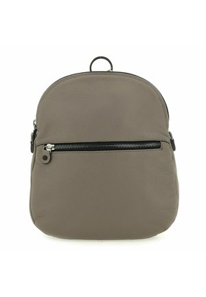 Mochila de cuero gris con forma redondeada, superficie texturizada, bolsillo con cremallera en el frente y asa en la parte superior. Diseño minimalista con acentos de hardware en plata.