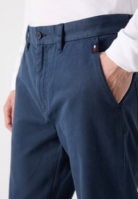 Tommy Jeans RYAN - Hlače - dark night navy