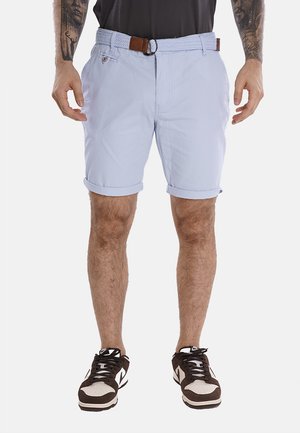Pantaloni corti azzurri chiari in cotone con una trama tessuta. Presentano orli arrotolati e una cintura in pelle marrone con design intrecciato.