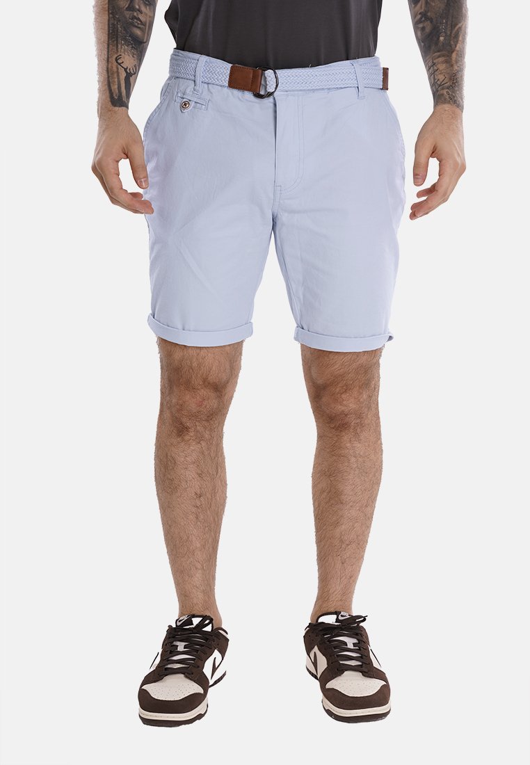 Pantaloni corti azzurri chiari in cotone con una trama tessuta. Presentano orli arrotolati e una cintura in pelle marrone con design intrecciato.