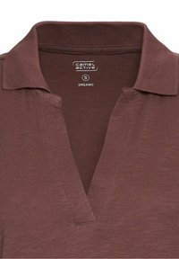 Brązowa organiczna koszulka polo z otwartym kołnierzykiem w kształcie V i etykietą marki "camel active", rozmiar mały.
