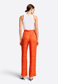 Rich & Royal MIT JACQUARDMUSTERUNG - Trousers - cherry tomato