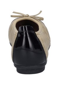 Beżowe, pikowane baletki z skóry z błyszczącym czarnym, lakierowanym obcasem, zaokrąglonym noskiem i detalem w postaci kokardki z tyłu. Miękka podszewka wewnętrzna.