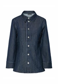 Camisa de denim de manga larga en azul oscuro con rayas verticales blancas. Cuenta con un collar, dos bolsillos en el pecho y botones plateados.