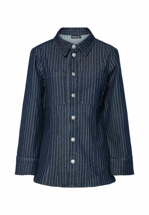Camisa de denim de manga larga en azul oscuro con rayas verticales blancas. Cuenta con un collar, dos bolsillos en el pecho y botones plateados.