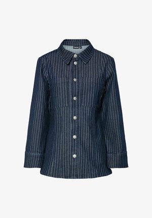Chemise en denim à manches longues bleu foncé avec des rayures verticales blanches. Comprend un col, deux poches poitrine et des boutons en argent.