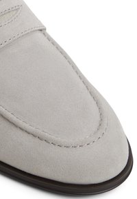 Grau Wildleder Slipper mit glatter Textur, runder Zehenpartie und dekorativer Naht entlang des Schaftes. Gummisohle für besseren Halt.
