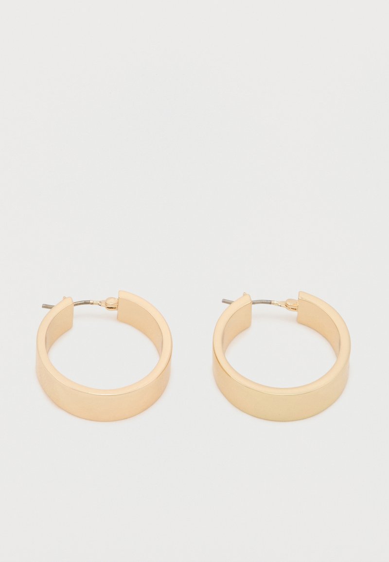 Σκουλαρίκια κρίκοι σε χρυσό τόνο με λεία, γυαλιστερή επιφάνεια, που διαθέτουν κυκλικό σχήμα και μηχανισμό ασφαλούς κλεισίματος.