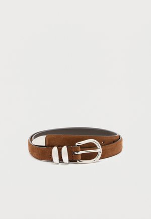 Ceinture en daim marron avec boucle argentée et deux passants argentés, enroulée à plat sur un fond blanc.