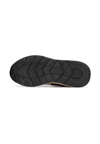 Gummi-Sneaker-Laufsohle mit einer strukturierten, gemusterten Oberfläche, die eine Kombination aus erhöhten Diamant- und rechteckigen Formen in Schwarz aufweist.