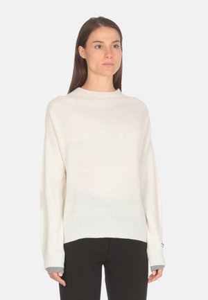 Maglione a maglia color crema con un collo alto, polsini a coste e una finitura testurizzata. Presenta accenti grigi ai bordi delle maniche.